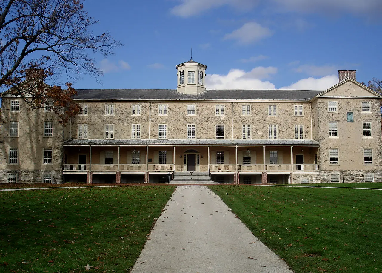 哈弗福德学院（Haverford College）是一所位于美国宾夕法尼亚州哈弗福德的私立文理学院，采取男女共学和住宿制，只提供本科教育。该学院由贵格会成立于1833年，以为年轻的贵格会信徒提供教育。现在该学院已经不隶属于任何教派了，但贵格会的传统仍保留着相当的影响力。最初只是一所有300人左右的小型男子学院，现约有1100名学生。
