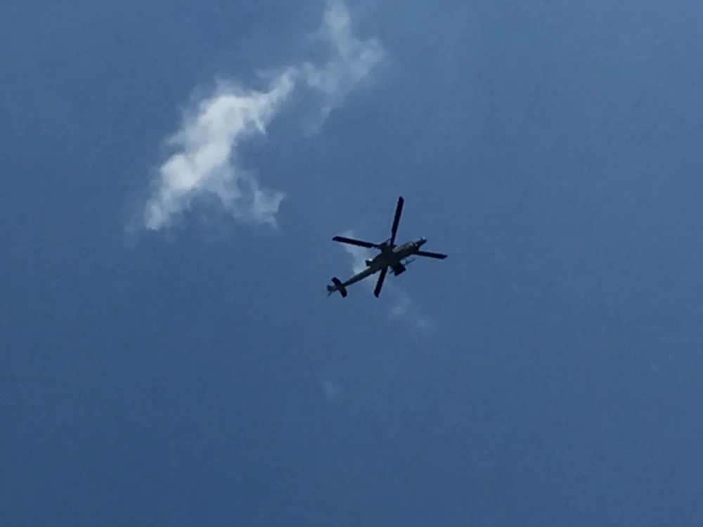 当天大概是旁边陆战队基地搞眼镜蛇直升机飞行的训练，几架眼镜蛇在天上转了好几圈