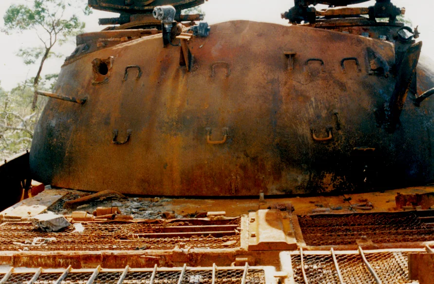 被南非“象”坦克用M111摧毁的T-54残骸，炮塔被打了个洞穿