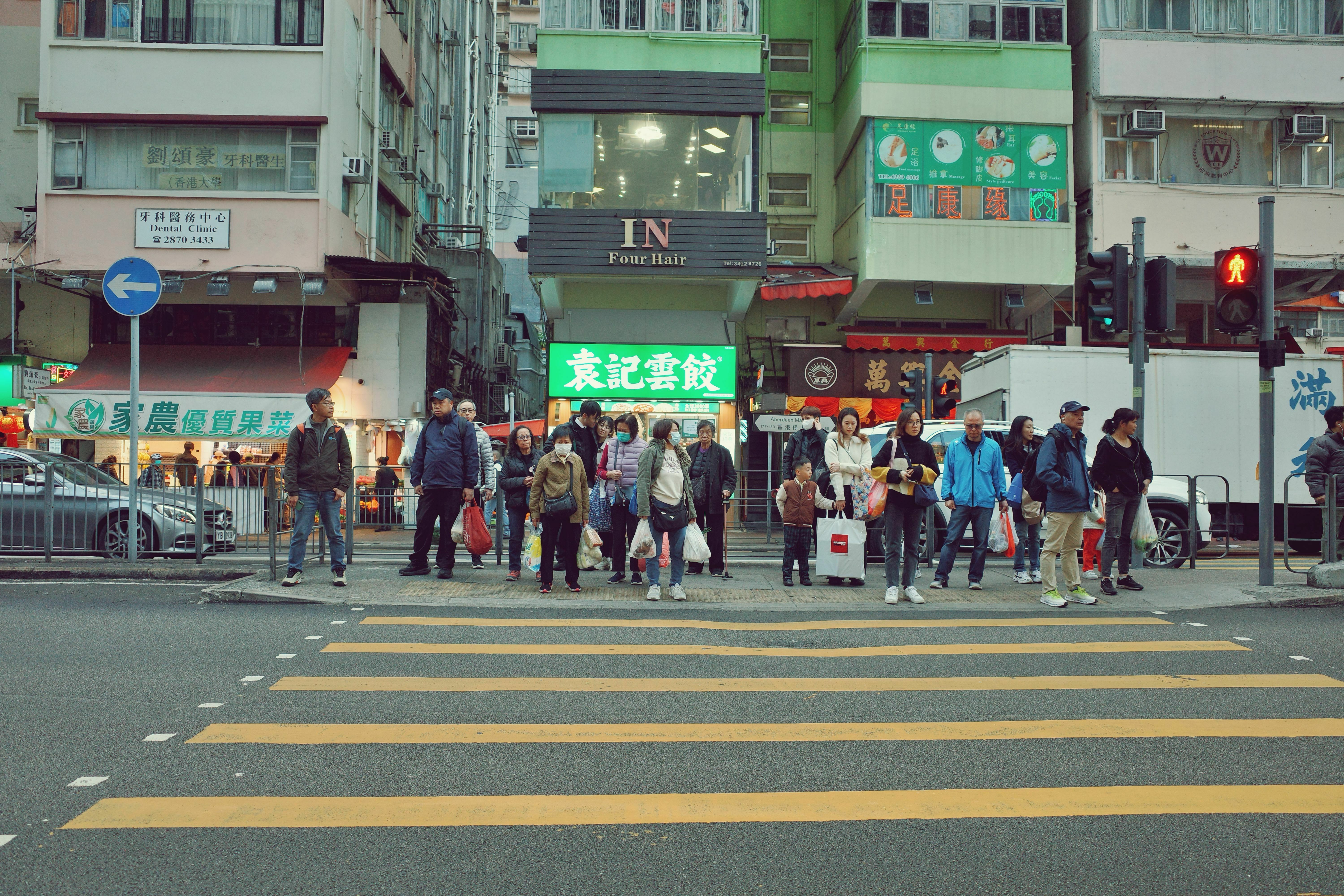 绿灯亮起时，行人会听到“嘟嘟”的提示声。最开始声音较慢，提醒人们可以悠闲地过马路，临近结束时声音加快，提醒大家要加速。这个声音的变化让过马路的节奏更加有趣，也成了香港街头特有的一景。