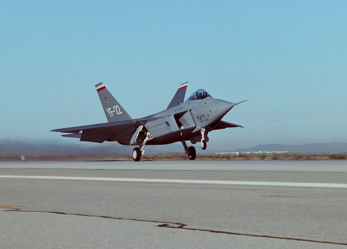 1990年10月30日，第二架YF-22，即YF-22 PAV-2（民航编号N22YX）完成了帕姆代尔飞往爱德华兹空军基地的首飞。该机搭载两台YF119