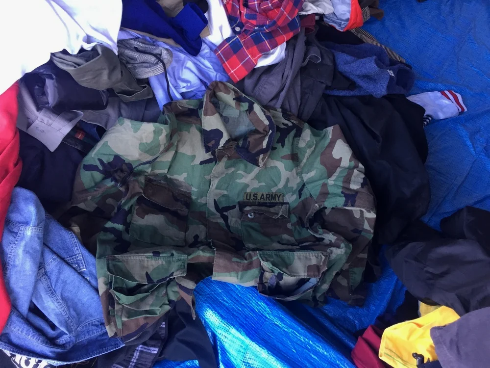 混迹在一堆衣服里的一件BDU