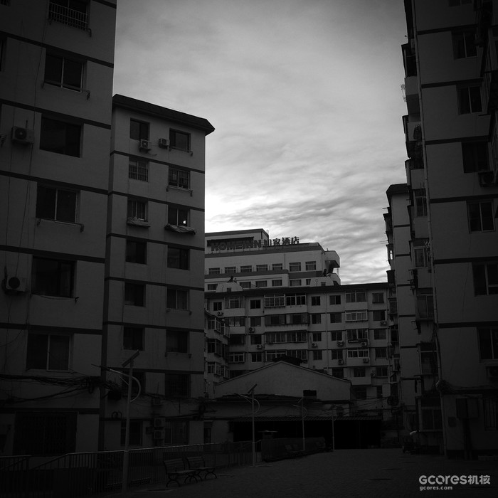 天色快完全暗下,不知道为什么觉得这个角度不错。