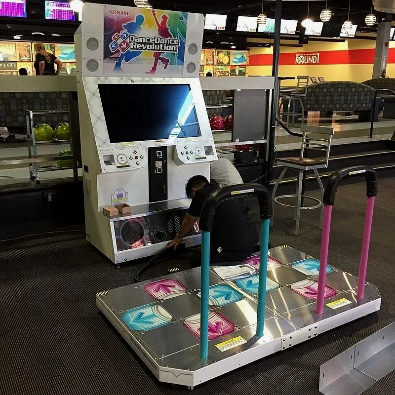 接着就是科乐美1998年的游戏Dance Dance Revolution，配的就是正宗跳舞毯叫DDR Pad 查了一下 这游戏2016年还出了最新版