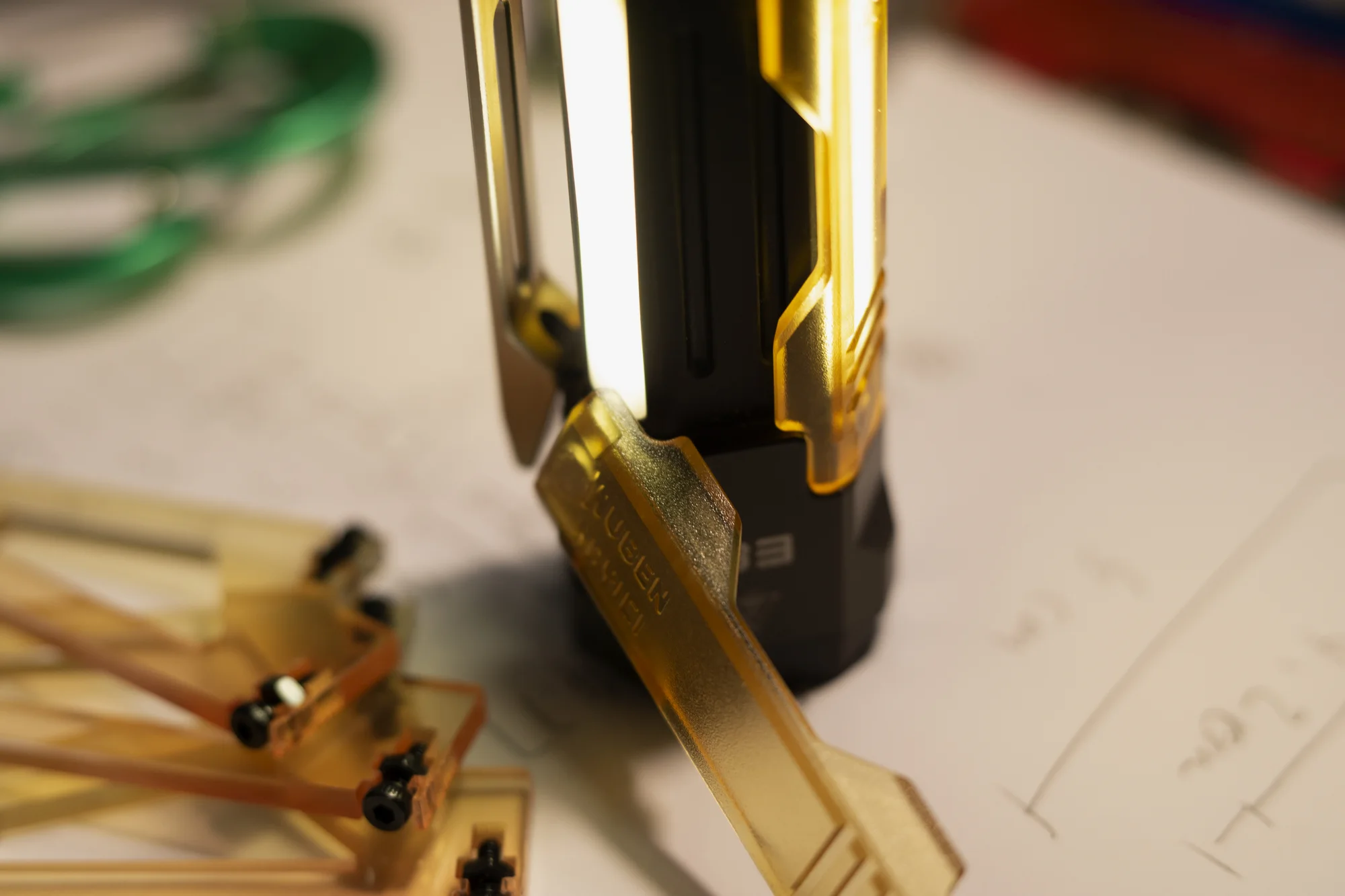 侧边甲片采用的是磁吸方式，甲片很方便卸下来，换颜色。于是....