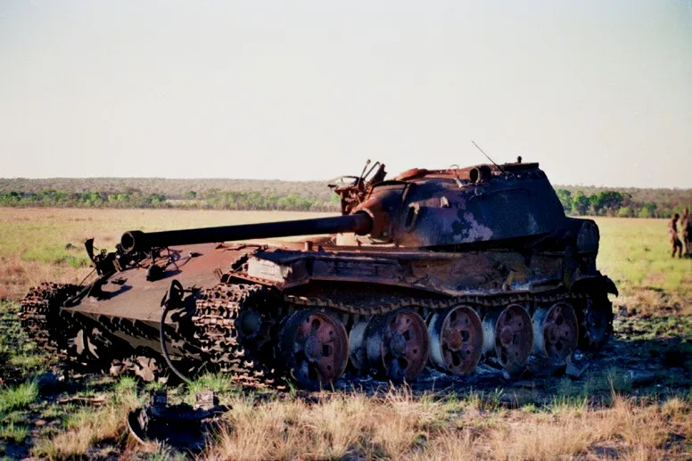 被ZT-3摧毁的T-54残骸，炮塔被直接炸飞，撞在了引擎盖上