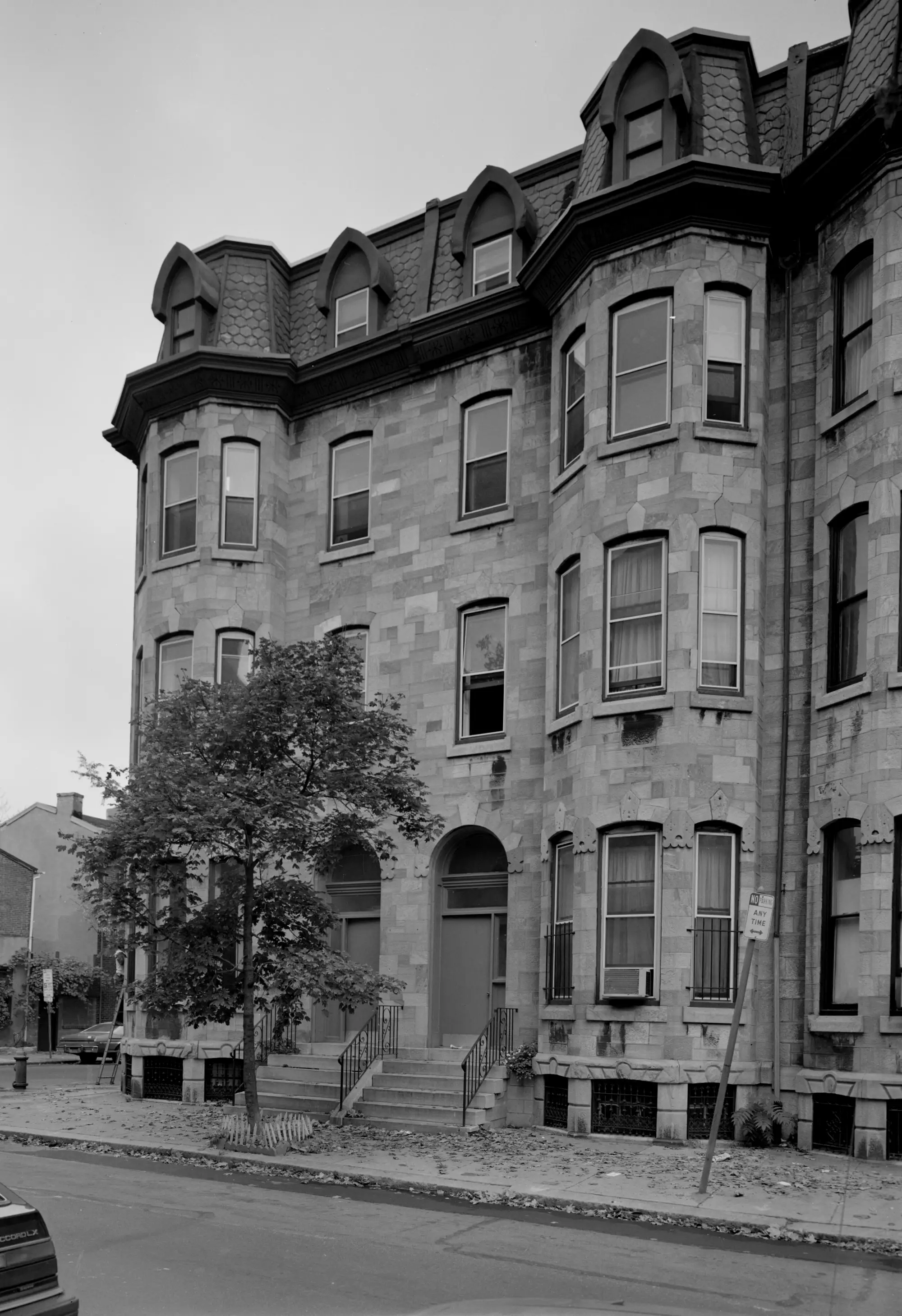 图为科普在派恩街的房子。1876年，科普从哈顿菲尔德搬到费城的派恩街（Pine Street） 2100号和2102号，他把这两座房子中的一座改建成了一座博物馆，在那里他收藏了越来越多的化石。
