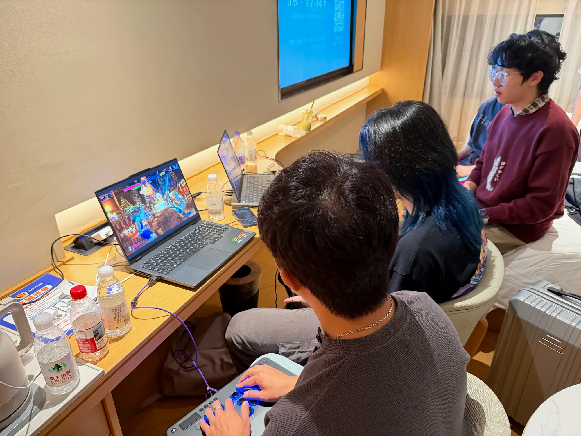 酒店里也不忘练习