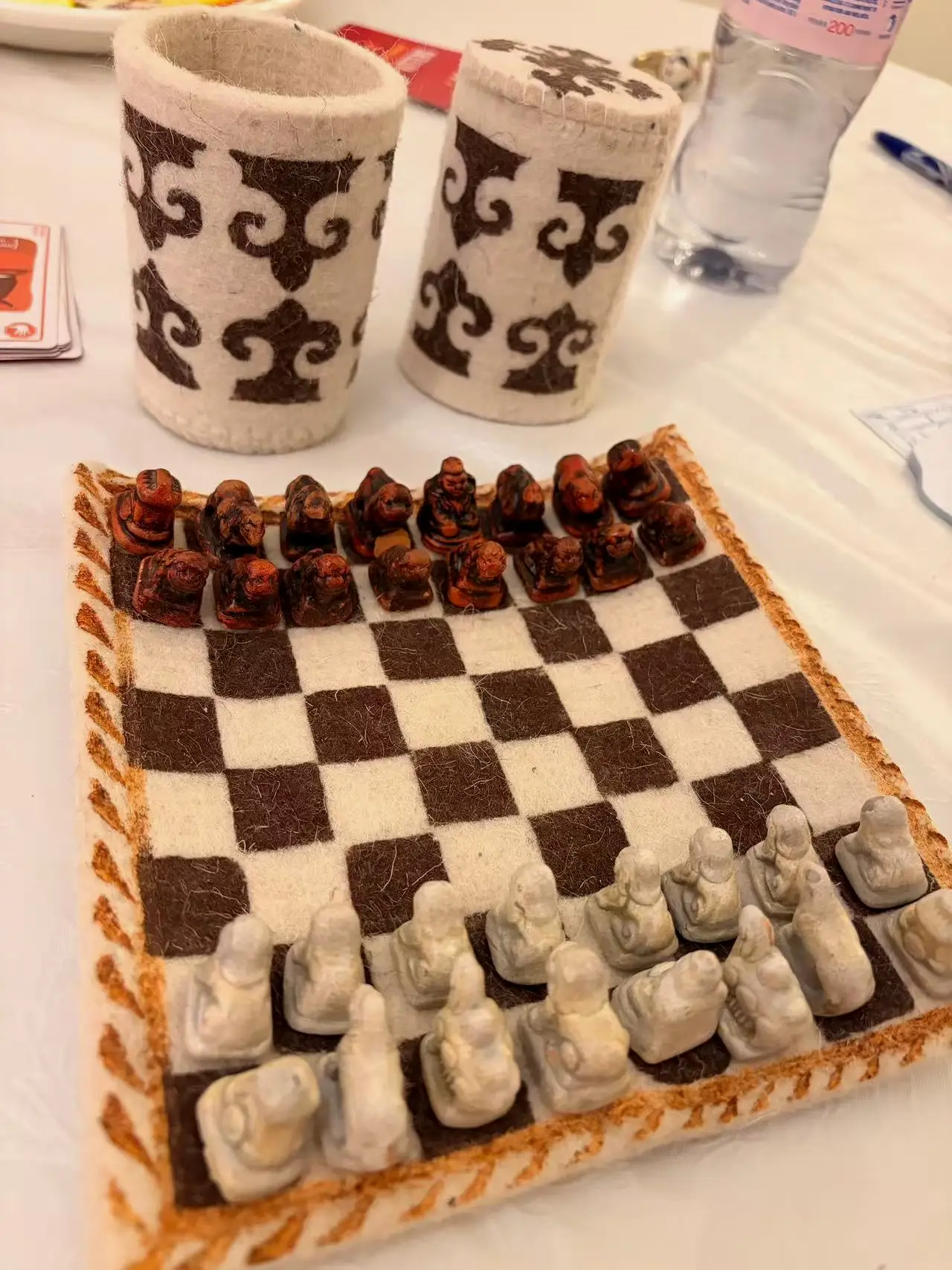这是一套蒙古象棋，之前介绍过。棋盘是毡子，棋子是粘土烧制出来的。携带的时候卷起来放在后面的桶子里。这些材料如果在古代被抛在外面，在蒙古高原这种气候下，啥都留不下。