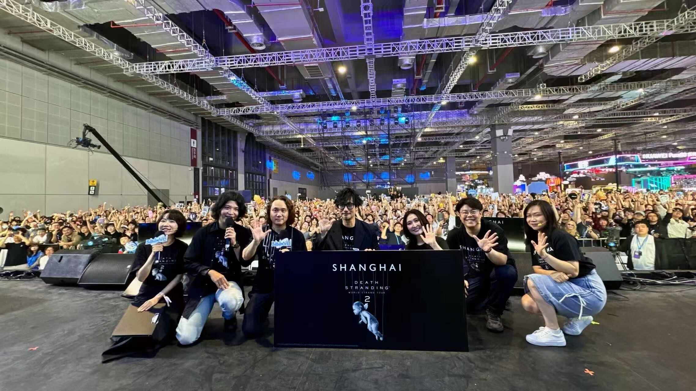 小岛秀夫与现场玩家合影