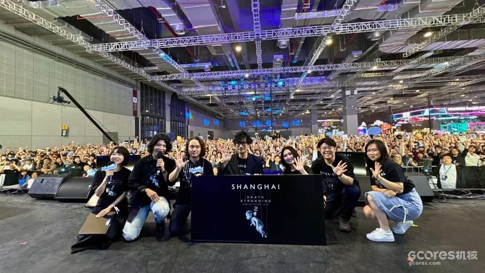 小岛秀夫与现场玩家合影