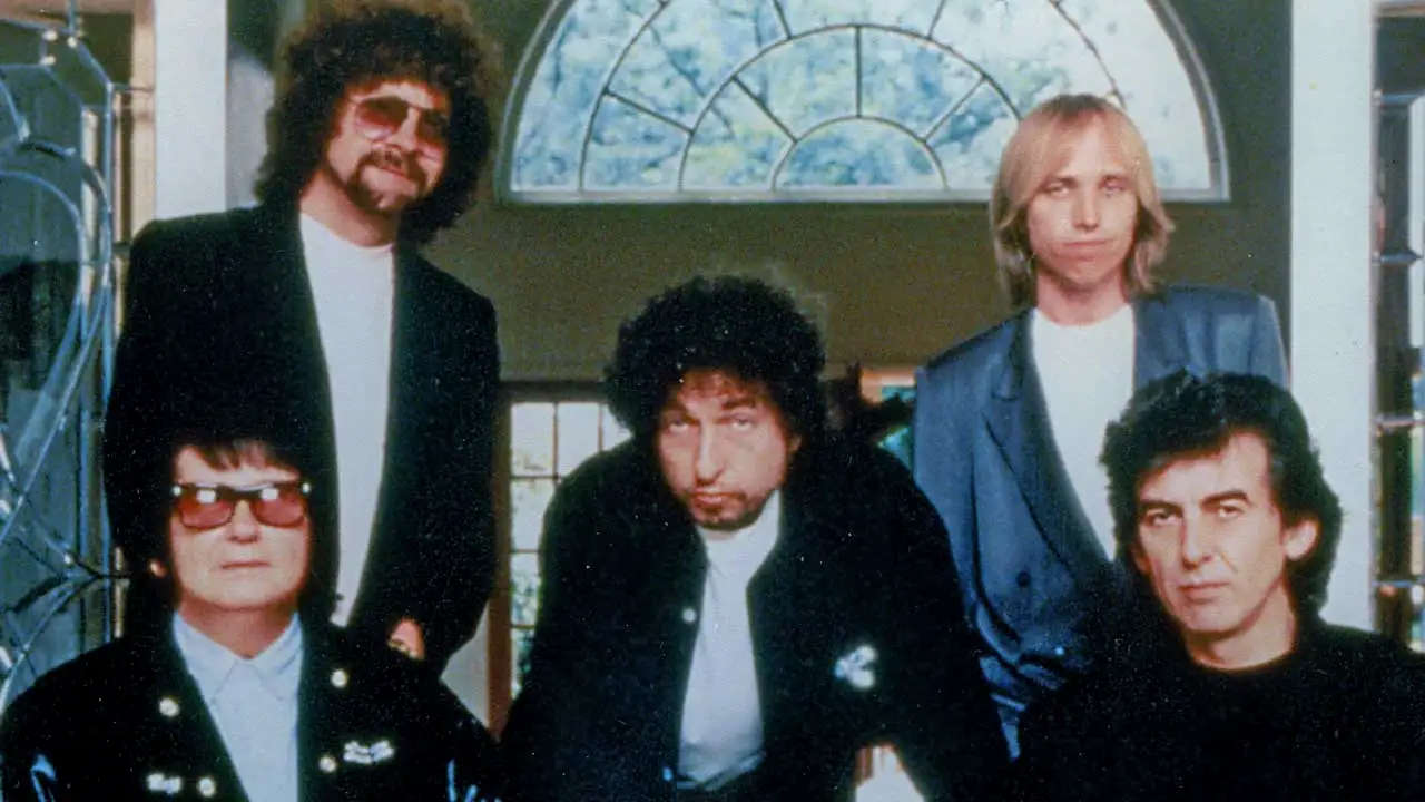 左下Roy Orbison，左上Jeff Lynne，中間Bob Dylan，右上Tom Petty，右下George Harrison