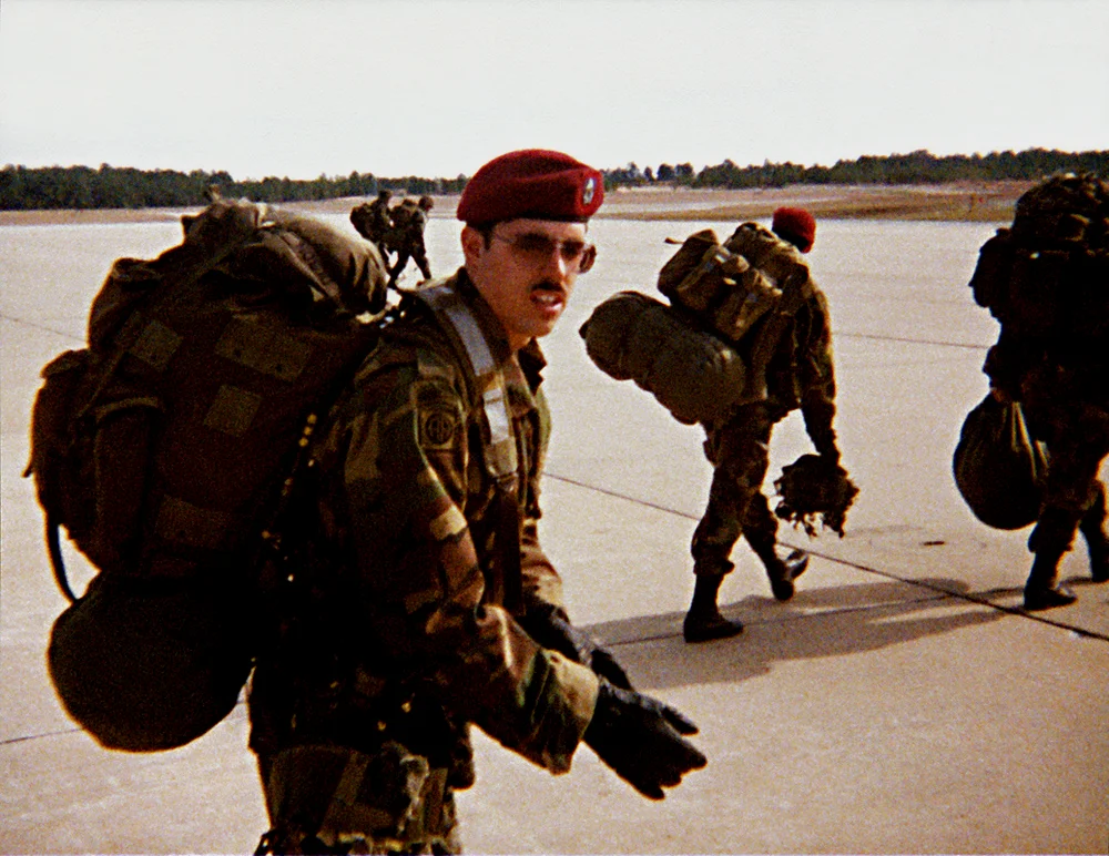 在机场准备登机的82空降师士兵，注意他背负的大号ALICE背包