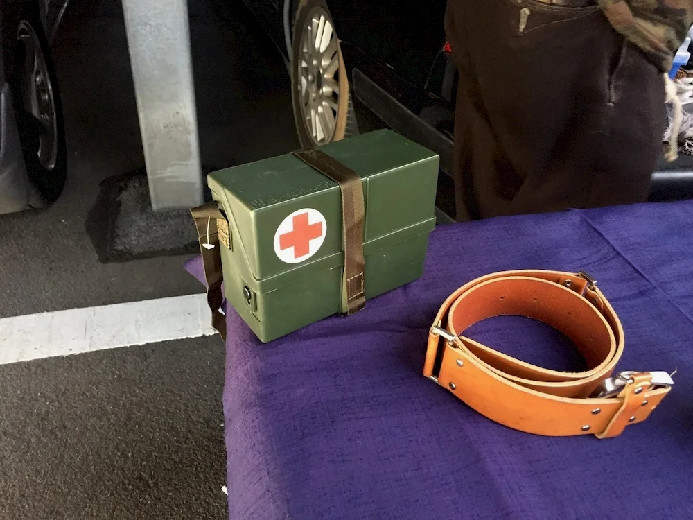 其实是M256毒气检测盒，贴了个红十字