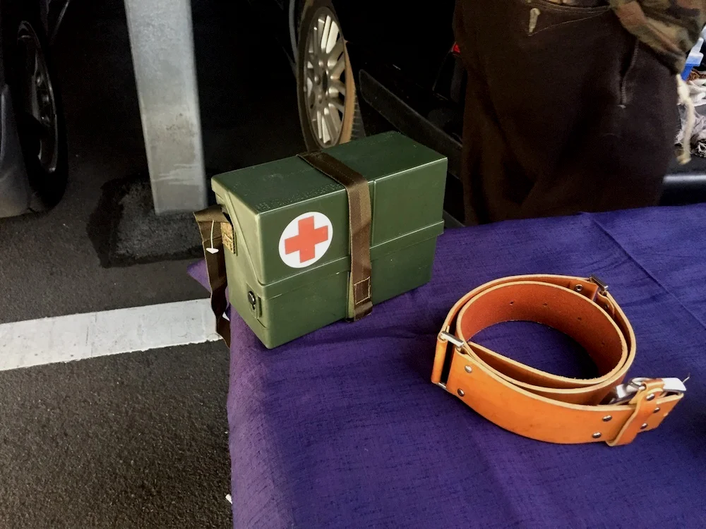 其实是M256毒气检测盒，贴了个红十字