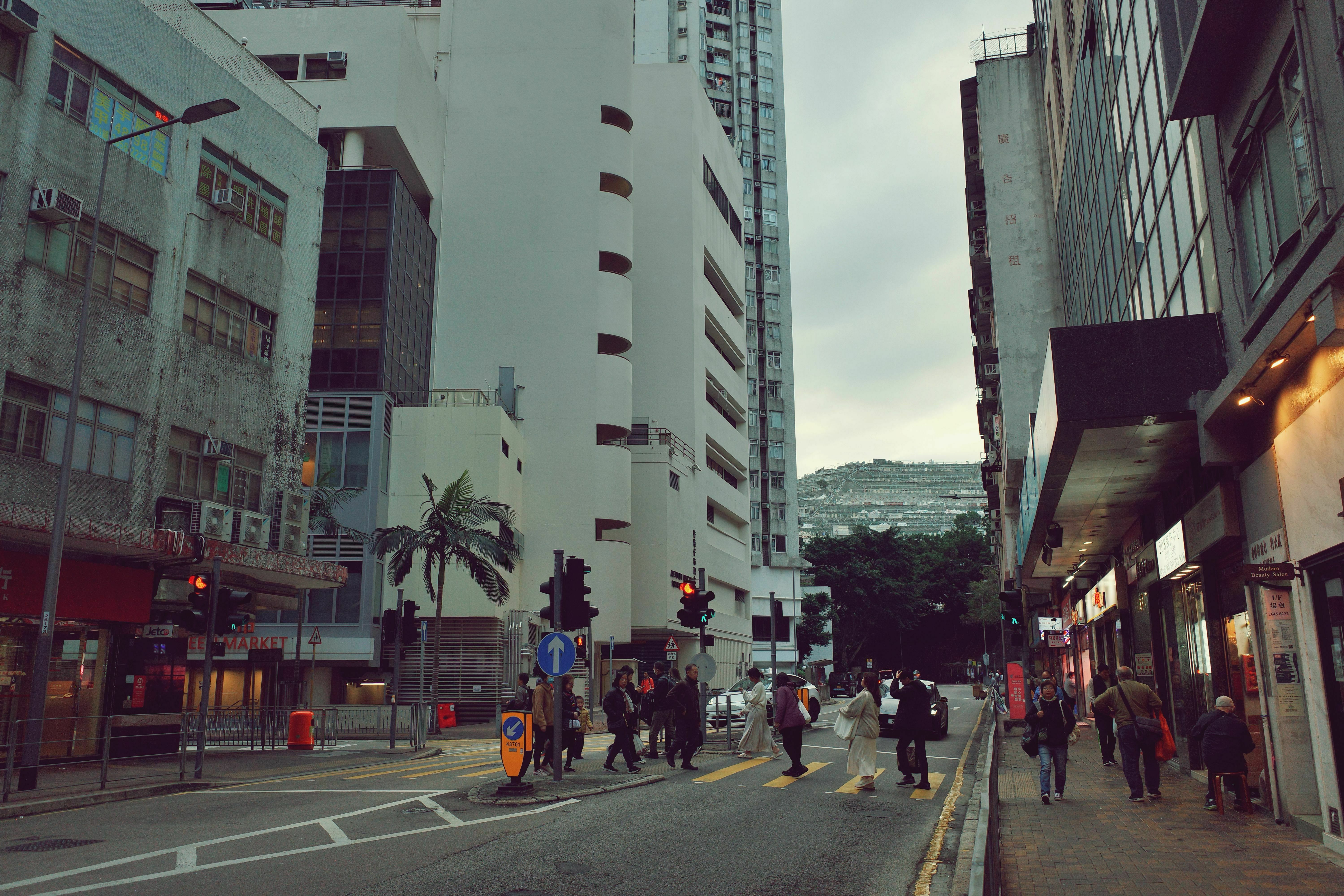 左侧是香港仔市政大厦。而在远处，我们可以看到香港仔华人永远墳场的庞大坟山。香港仔华人永远墳场自1913年由一群华人领袖自资兴建，旨在为香港的华裔居民提供一块安息之地。它于1915年启用，并且成为许多著名人物的长眠之地，包括我国教育家和“爆破专家”蔡元培。