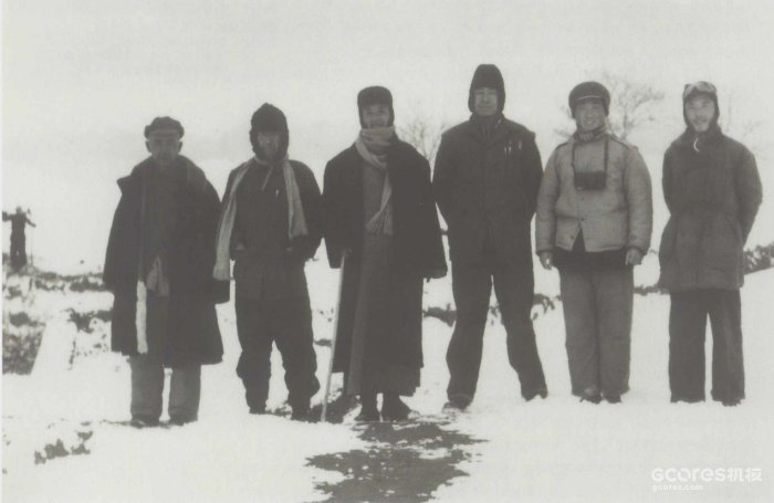 辉县发掘时部分成员在冰天雪地的合影（右起：石兴邦、赵铨、苏秉琦、白万玉、魏善臣）