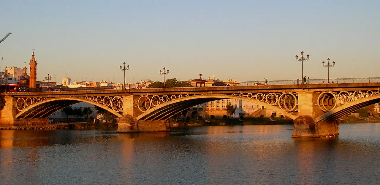 伊莎贝拉二世大桥。照片来自Gregory Zeier。 Bridge of isabella II