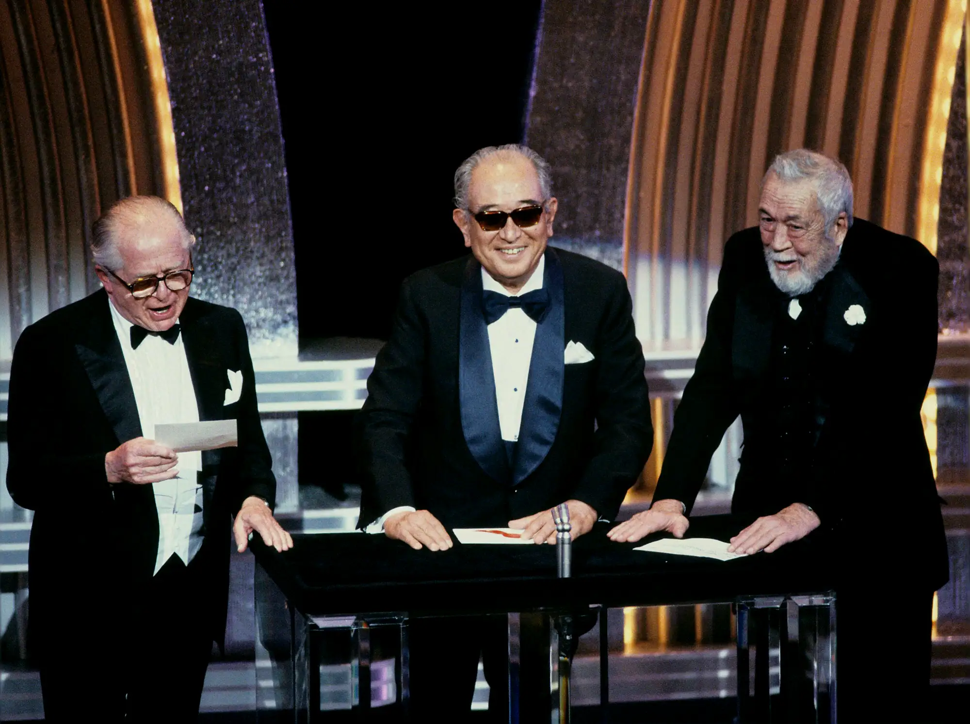 奧斯卡頒獎裡上，左邊Billy Wilder，右邊John Huston