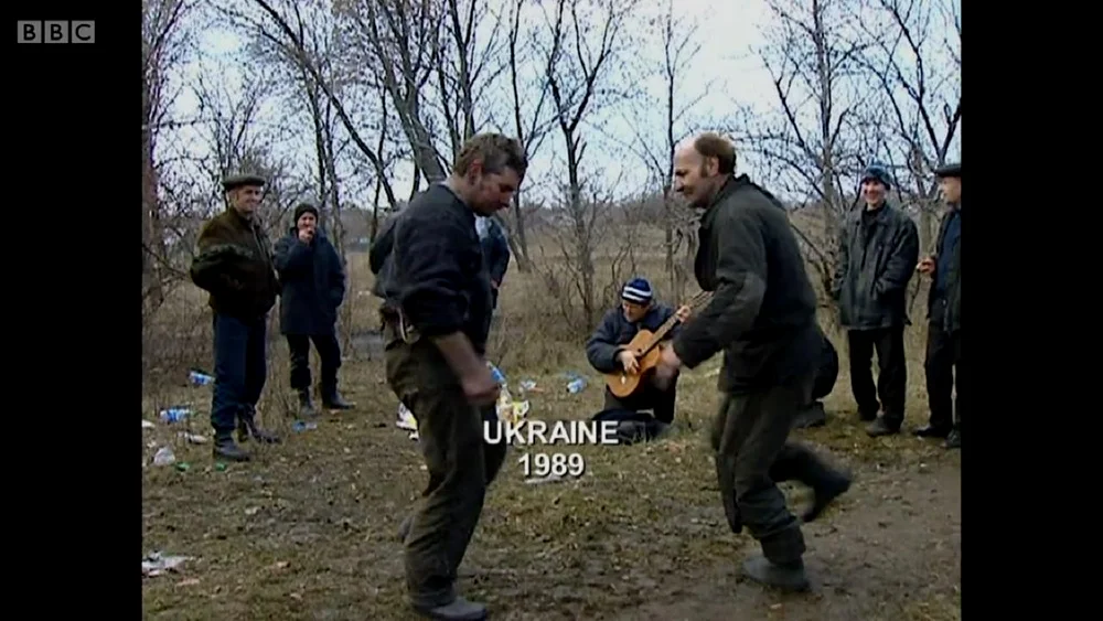 乌克兰，注意后边的人手里的吉他，这场景多像潜行者