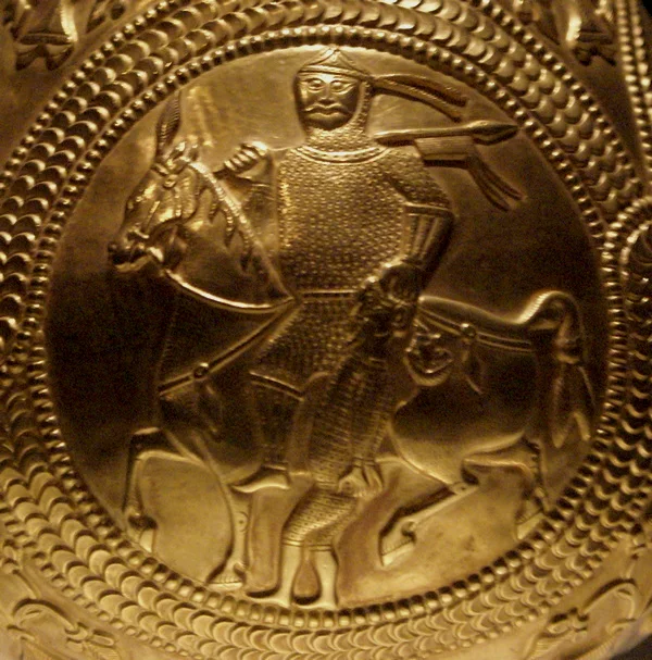“胜利王子”金水壶上刻画的图案，描述了一个东方风格的骑士拽着一个俘虏的头发。很多学者认为这是阿瓦尔文化的产物，但是也有其他可能的候选者：拜占庭、萨珊波斯、可萨人、马扎尔人、保加尔人或者更早的匈人。