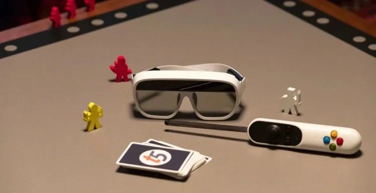 Tilt Five的配件，下面是XE游戏版，上面是眼镜以及魔杖