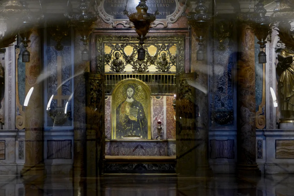 除圣地亚哥大教堂外，异端审判庭还曾经指定过几个具有赦免功能的圣所，圣彼得大教堂的彼得墓自然是其中第一。