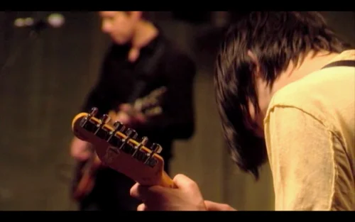 截图：Jonny 这把 Telecaster Plus 的琴头背面。来自 In Rainbows – From The Basement 演奏 House of Cards 时。