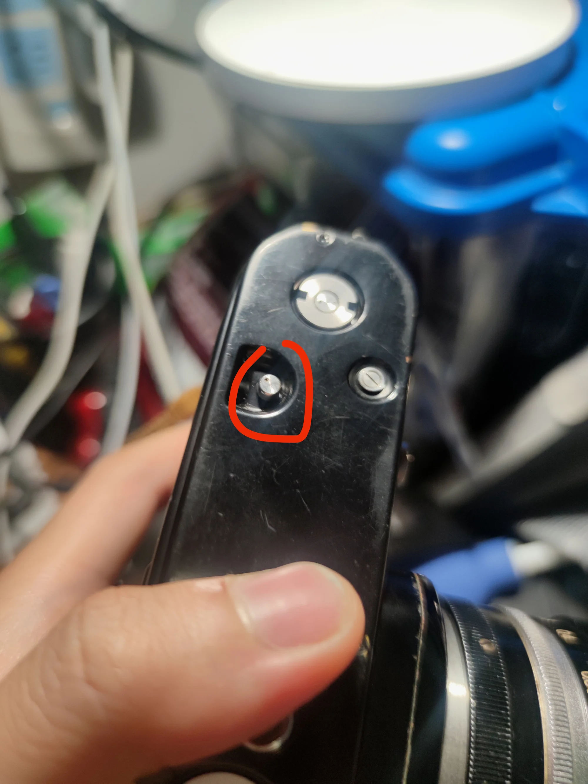 如果只想进行单次的重曝操作也可以用相机自带的重曝功能，比如我的F2就可以按下这个按钮后进行上弦但不过片的操作