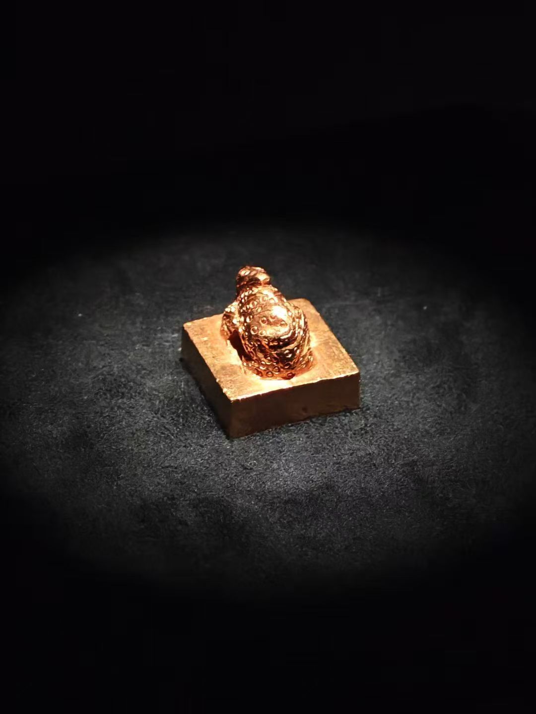 “汉委奴国王”金印的发现，是中日交往史上的一件重要文物，证明了东汉时期倭国与汉朝已经建立了正式的外交关系，倭国承认汉朝的宗主国地位，是中日友好交流与合作的早期见证，也为研究中日古代历史、文化、外交等方面提供了珍贵的实物资料。