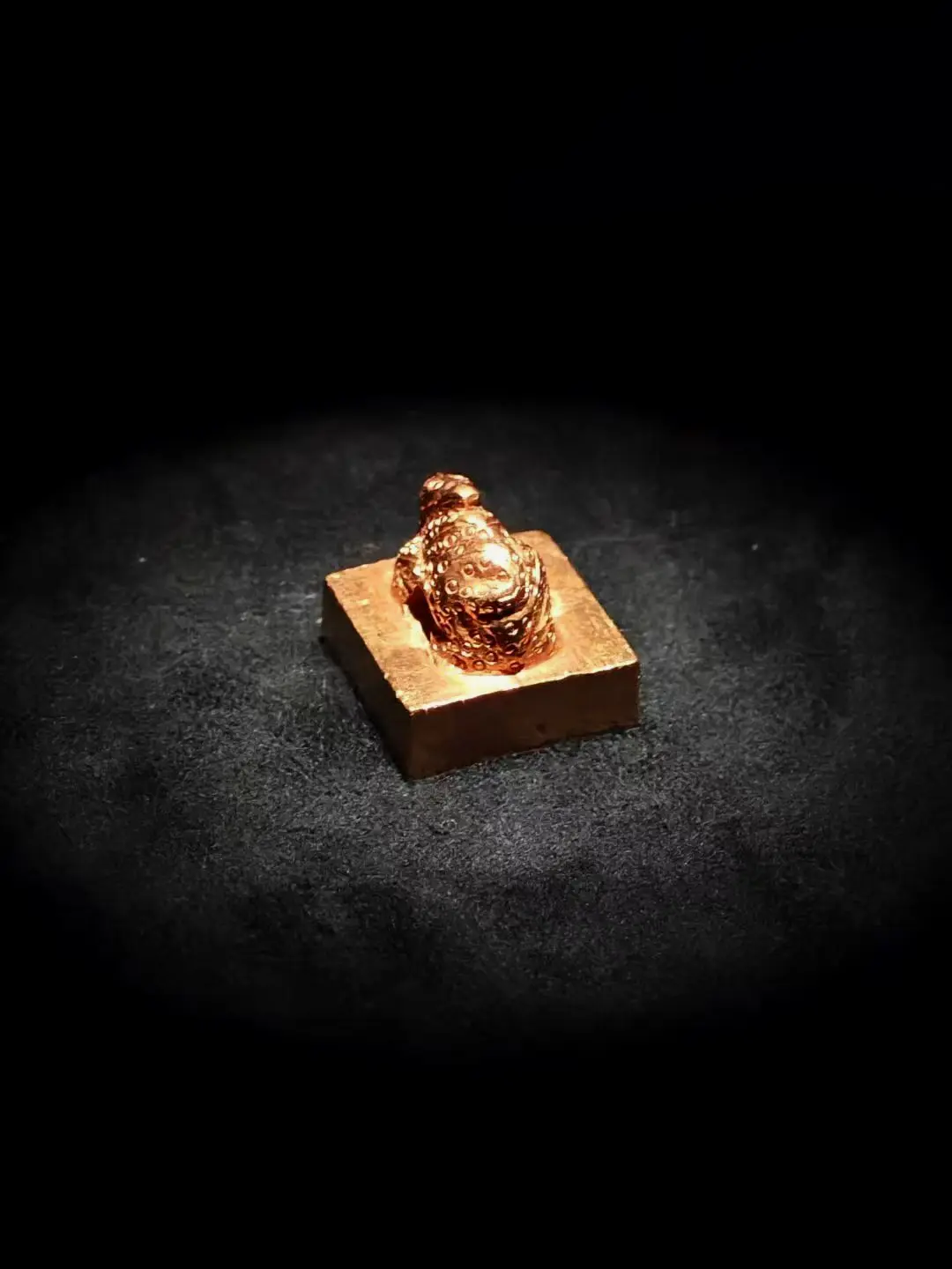 “汉委奴国王”金印的发现，是中日交往史上的一件重要文物，证明了东汉时期倭国与汉朝已经建立了正式的外交关系，倭国承认汉朝的宗主国地位，是中日友好交流与合作的早期见证，也为研究中日古代历史、文化、外交等方面提供了珍贵的实物资料。