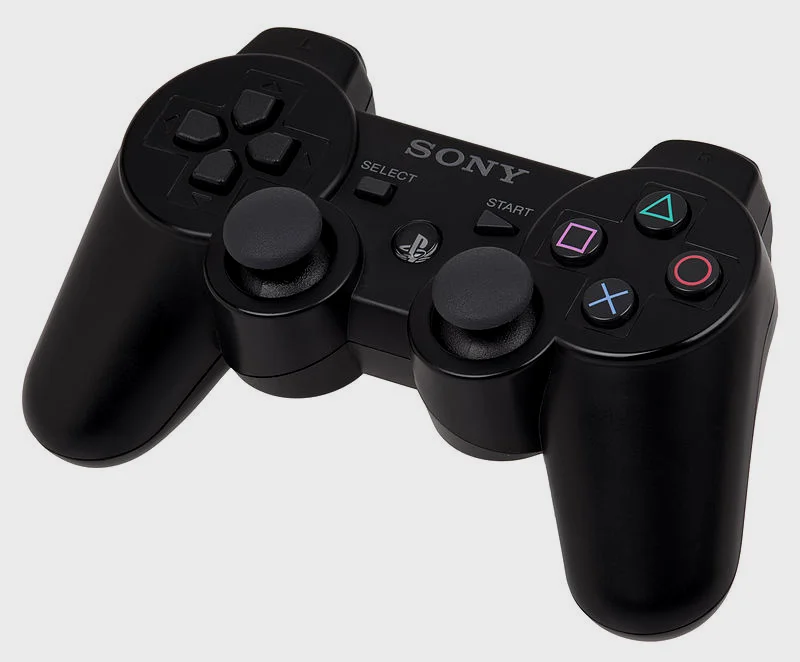 这是DualShock 3 除了重新获得震动包功能 还加入陀螺仪和加速规以获得运动感知功能 手柄在玩家手中的倾斜偏转也会反映在游戏中