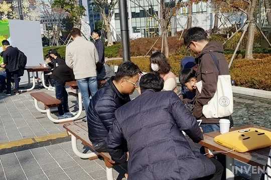 现场忙于捕捉的训练师