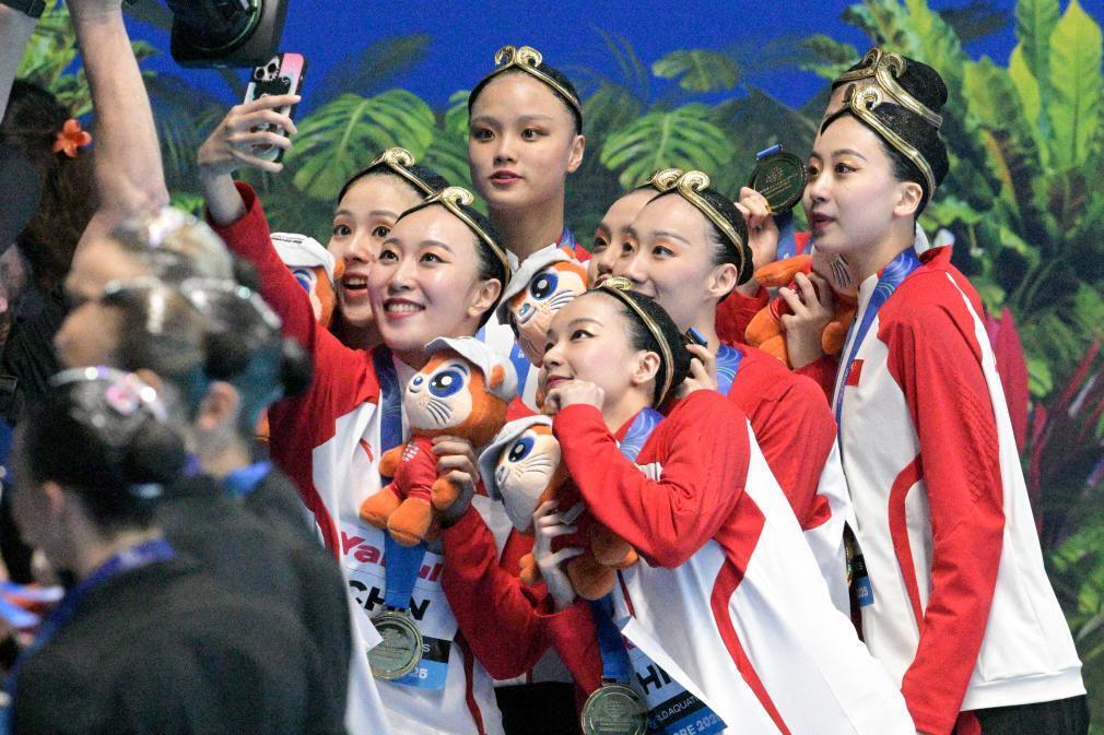 中国队在颁奖仪式后庆祝。新华社发（邓智炜摄）