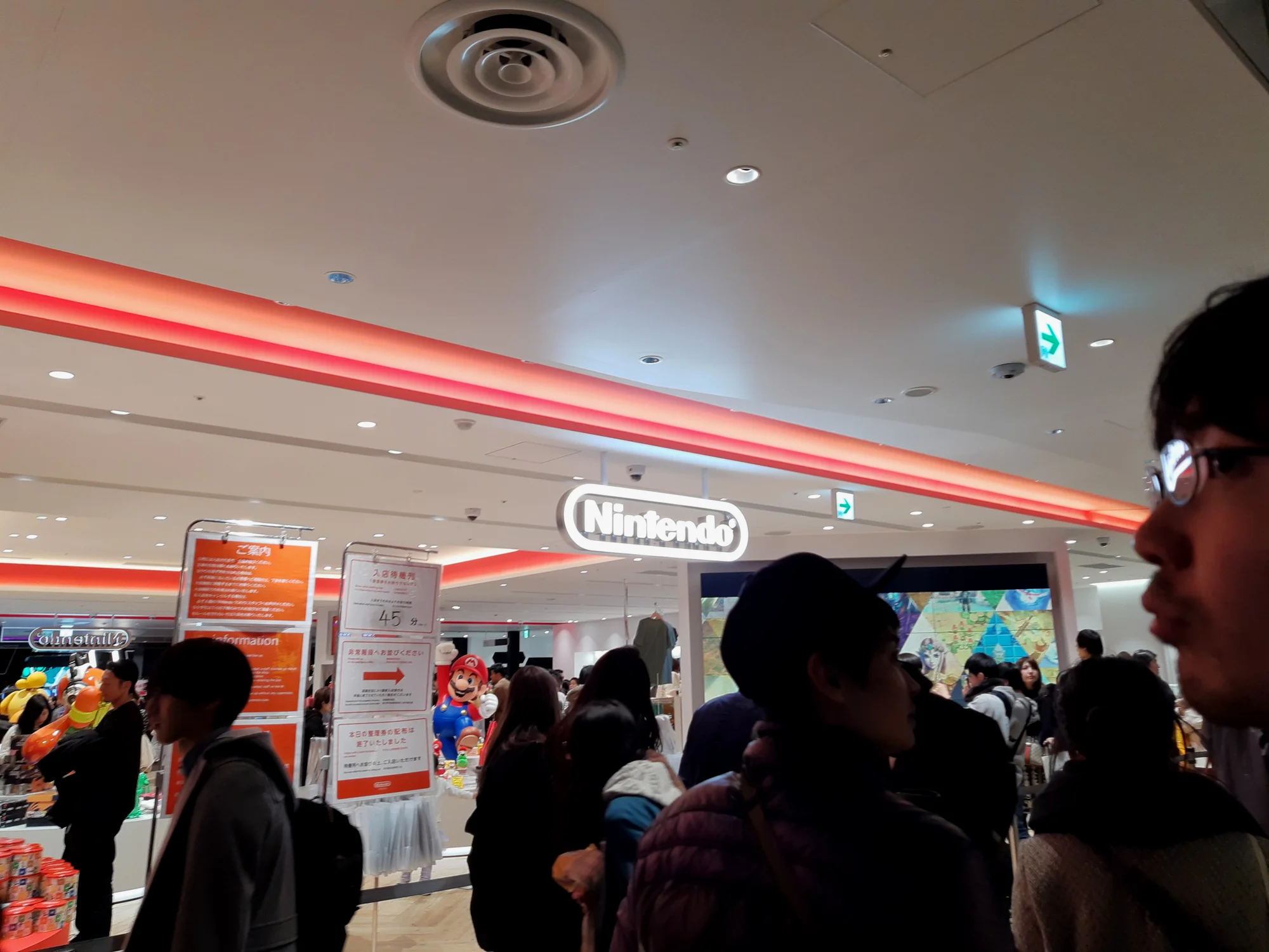 从手扶梯上来看到门口没人排队。