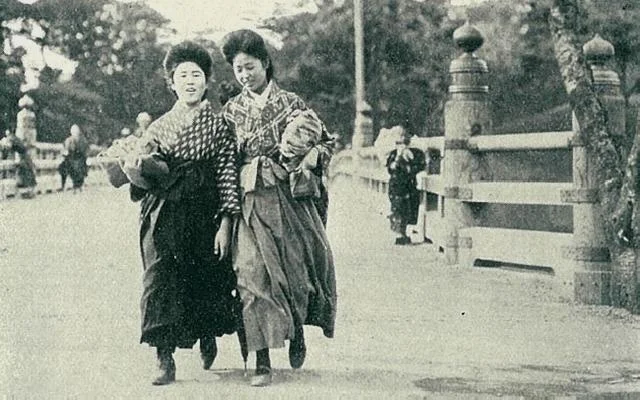 袴裙和服配洋鞋，典型的大正装束