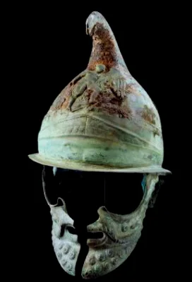 弗里吉亚-色雷斯盔，前4世纪，其精巧的护颊是独立安装的，模仿了士兵的胡须和脸部。马其顿方阵步兵大量使用这种头盔
