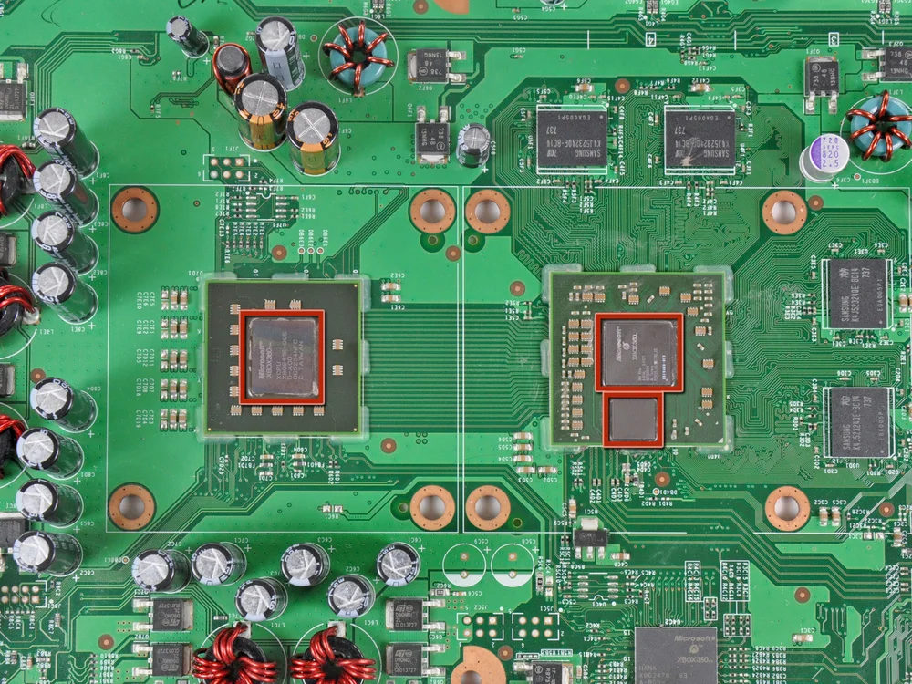 Xbox 360的主板（左侧红色区域为CPU，右侧红色区域为GPU）
