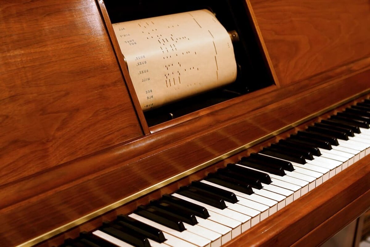 自动演奏钢琴和打孔纸卷乐谱