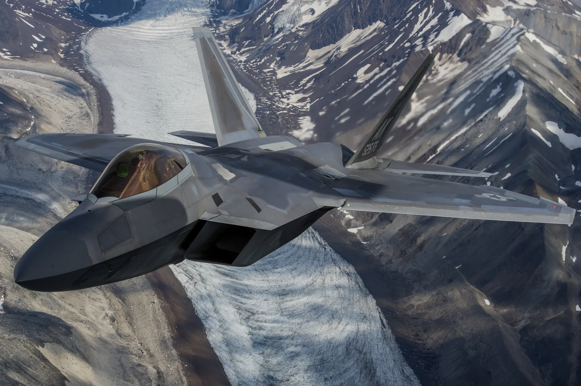 代表冷战末期科技水平的F-22，技术的进步让这架新时代的隐形战斗机具有流畅的外形