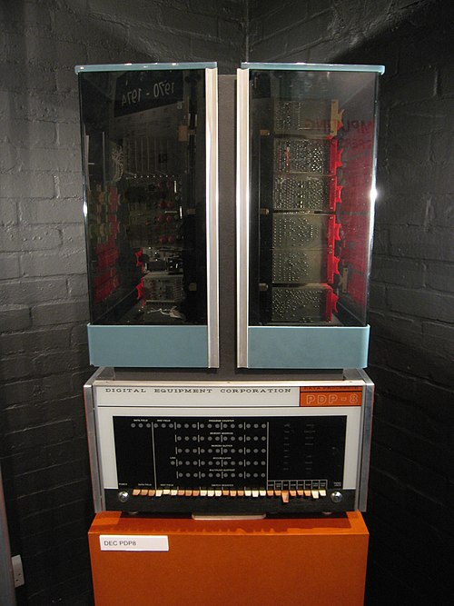 PDP-8，由迪吉多公司推出的一款迷你電腦，第一款成功商品化的迷你電腦，個人電腦的先驅。 