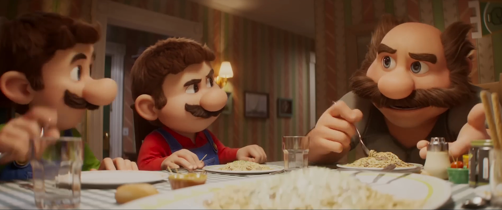 在《超级马里奥兄弟 大电影》中，就展示里马里奥一家吃意大利面的场景，值得一提的是，图中右边马里奥和路易吉的爸爸就是查尔斯配的音 