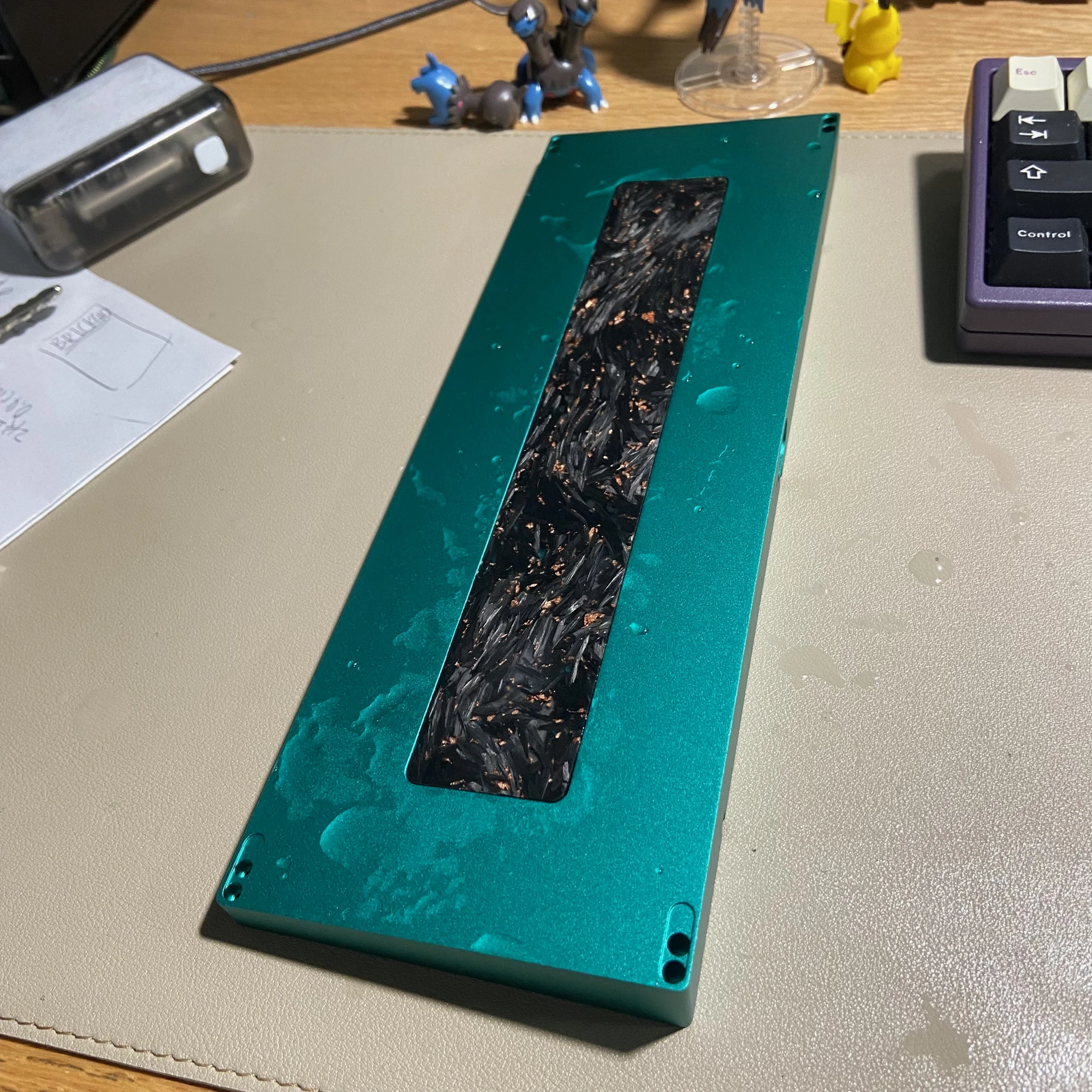 磨了一个晚上，最后能嵌上去了，因为防尘是打湿操作的，所以是湿的。