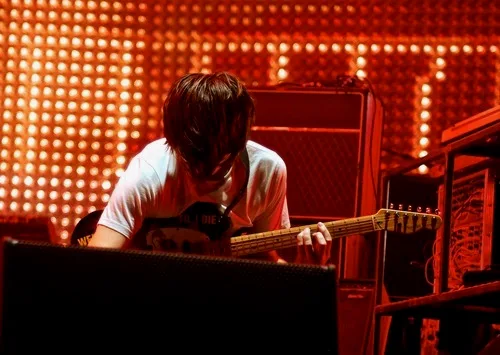 Jonny 和这把琴，2012年与 Radiohead 的演出。[3]