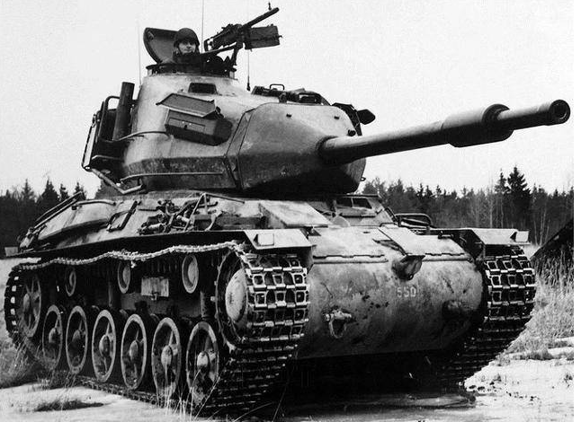 因為換裝75mm炮需要更大的空間，因此Strv74的炮塔被設計的巨大無比