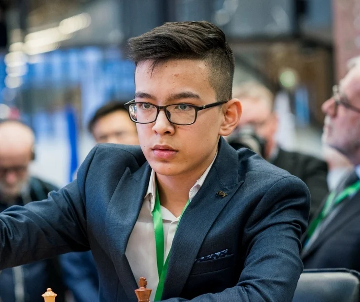 Nodirbek Abdusattorov，乌兹别克斯坦选手。现在乌兹别克斯坦也有相当好的国际象棋土壤