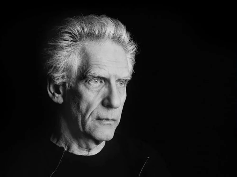 大卫·柯南伯格（David Cronenberg），加拿大导演、编剧、制作人，作品包含较多的惊悚和科幻元素。代表作《星图》《大都会》《危险方法》《感官游戏》《欲望号快车》《死亡地带》《录像带谋杀案》《东方的承诺》等。