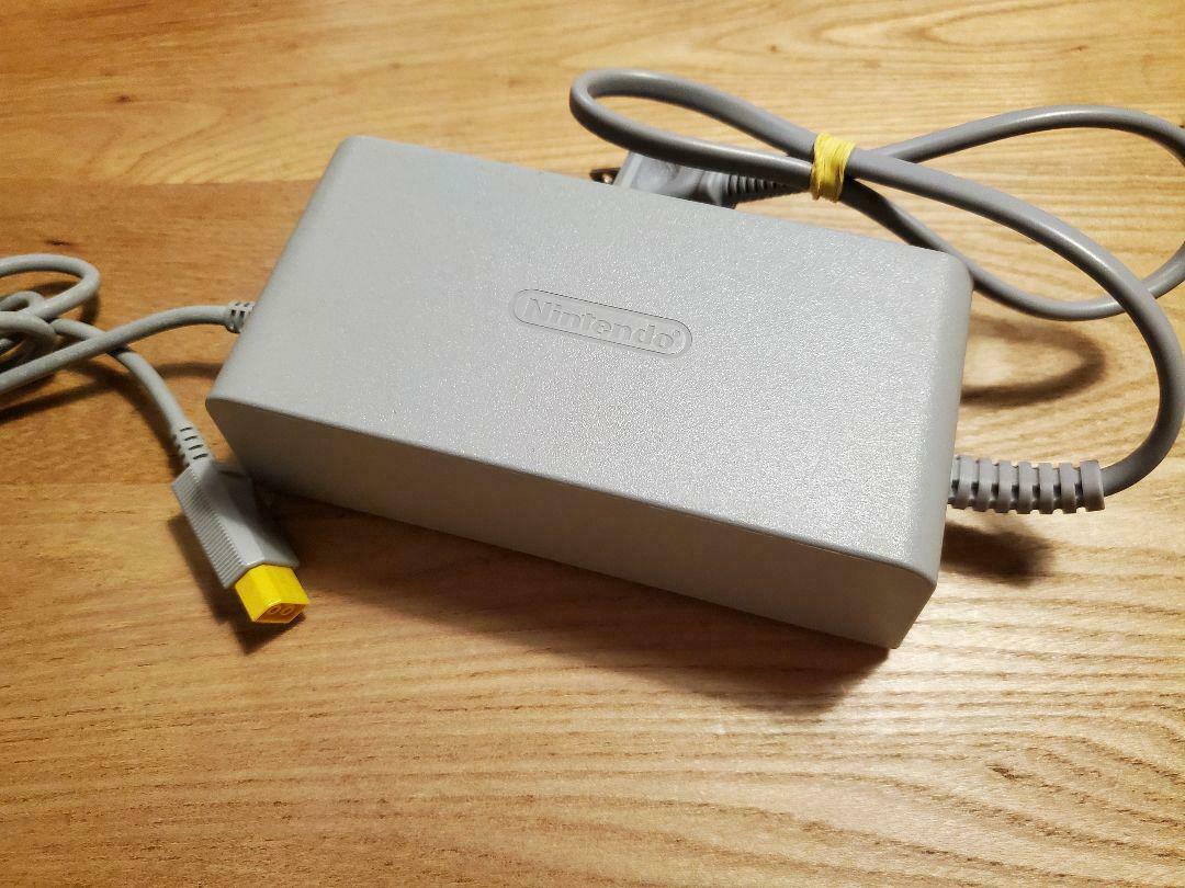 WiiU的變壓器甚至還玩了一個“銘牌欺詐”：銘牌標示額定電壓100V，但實際上是100-240V寬電壓的