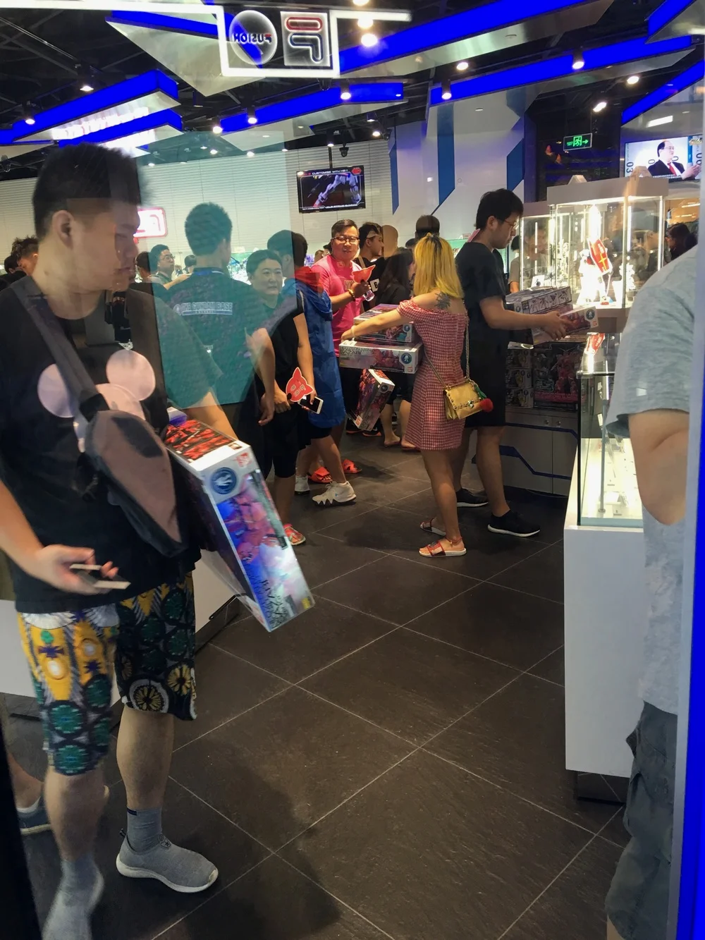 至于是自己买了拼还是陪男友来的就不得而知了