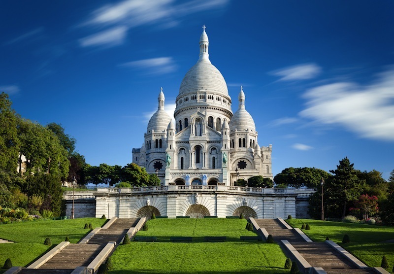 巴黎圣心教堂，典型的折衷主义建筑，混合了拜占庭和罗马风建筑风格